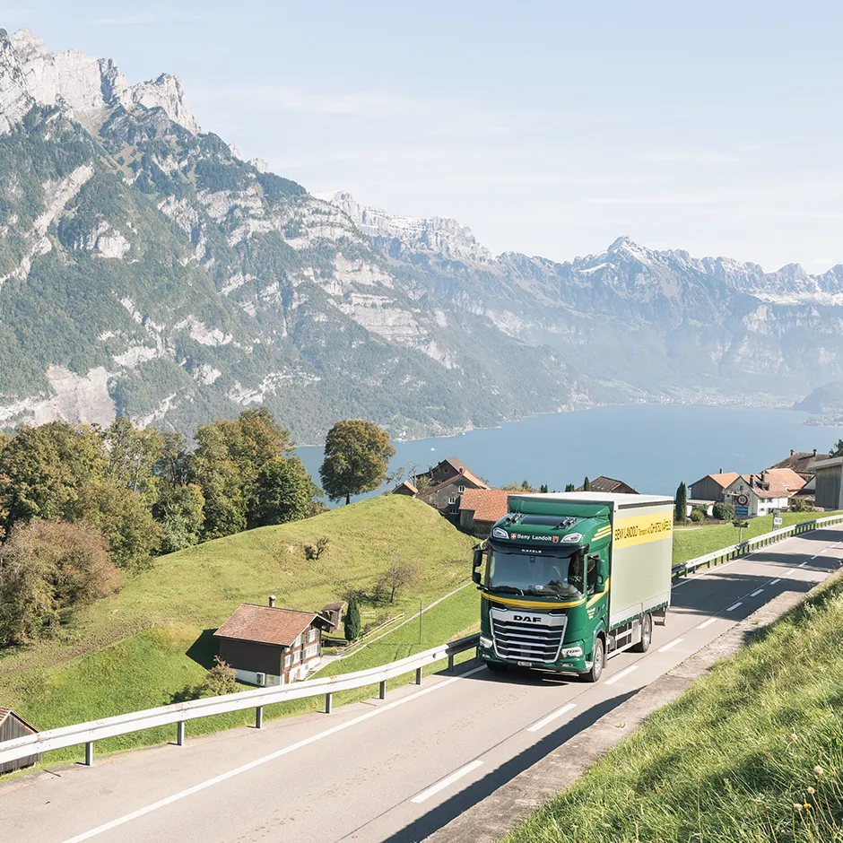 LKW fährt vor Bergpanorama
