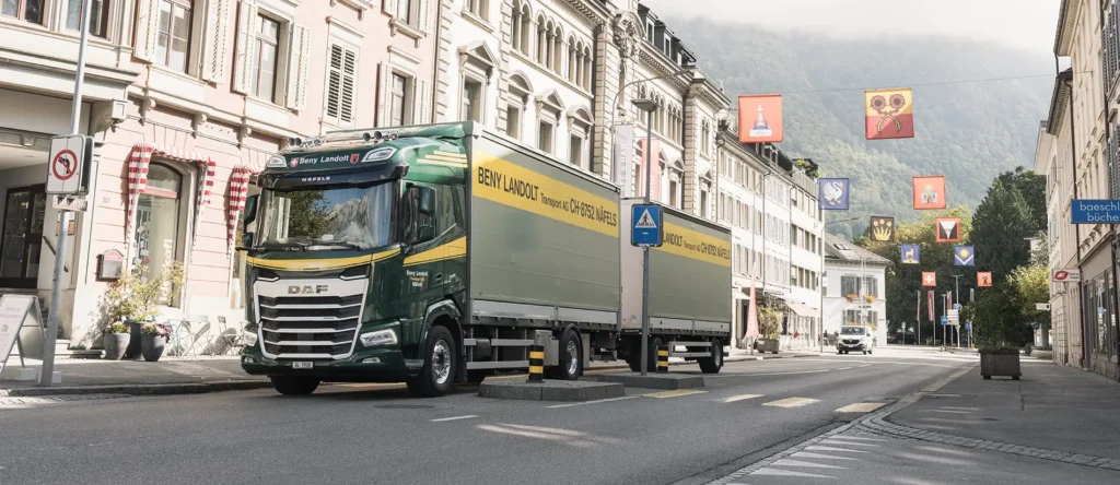 Landolt LKW fährt durch Glarus Stadt