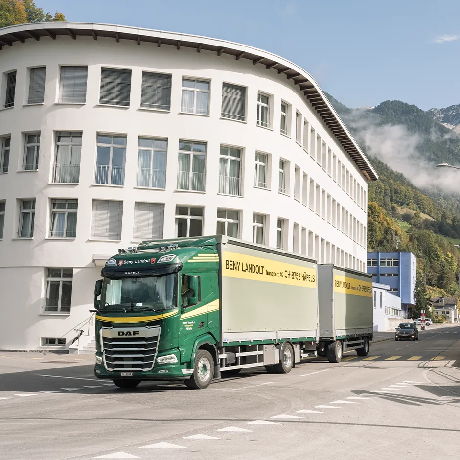 LKW fährt auf Glarner Strasse
