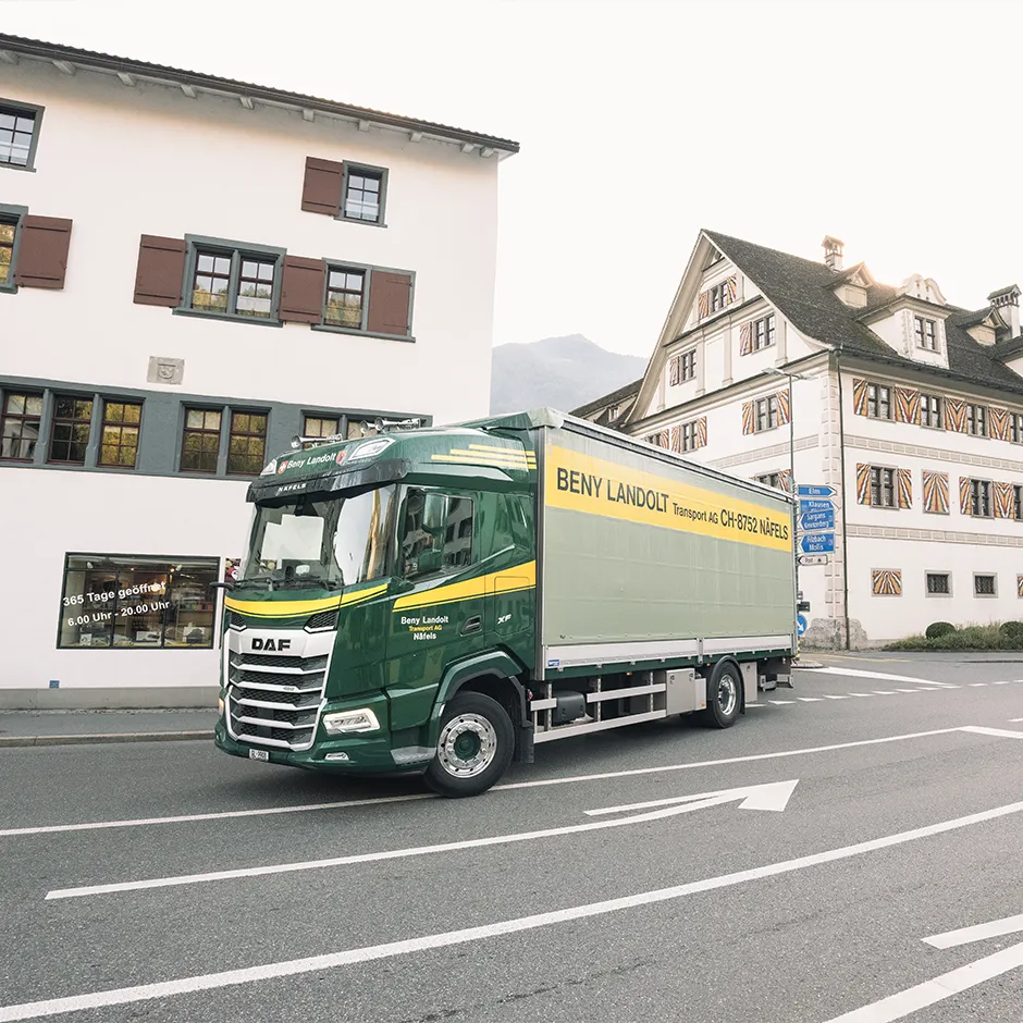 LKW fährt am Freulerpalast vorbei