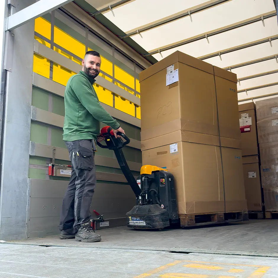 Logistiker beim beladen eines LKWs